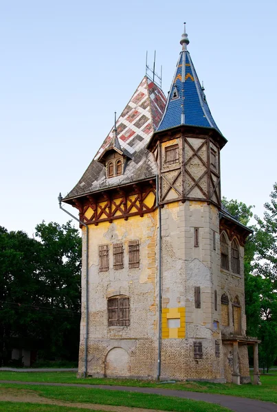 Sérvia, Um castelo velho no lago Palic, Subotica, Sérvia, Castel Palic, país balcânico, castelo velho em Palic na hora do outono, vila sérvia, edifício histórico em Palic — Fotografia de Stock