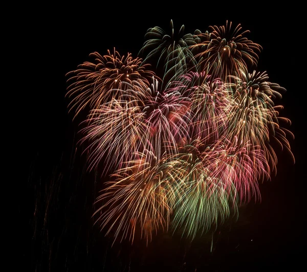 花火、カラフルな色、素晴らしい花火マルタ、暗い空の背景、マルタ花火大会、7 月、独立記念日花火空の背景、カラフルな抽象的なビュー近付いの 4 — ストック写真