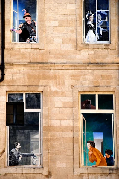 Ventana pública artística en la ciudad. fragmento de ventana artística. Pintura pública. Vista a la calle. Escena callejera. Detalle de arquitectura. Edificio . — Foto de Stock