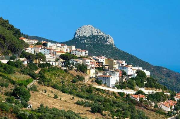 Baunei village στη Σαρδηνία, Ιταλία, μικρή πόλη στα βουνά με φόντο του ουρανού με το ηλιοβασίλεμα, της Σαρδηνίας ορεινό χωριό, ορόσημο, χωριό baunei Δες στα βουνά, φύση της Σαρδηνίας, επαρχία nuoro — Φωτογραφία Αρχείου