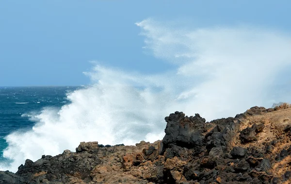 Vlny oceánu v lanzarote, velké vlny na pobřeží, vlny s nice sprej a pozadí modré oblohy, splash, vodní sprej, den v létě, ostrov, mořské vlny pozadí, pěkná vlna během bouře počasí — Stock fotografie