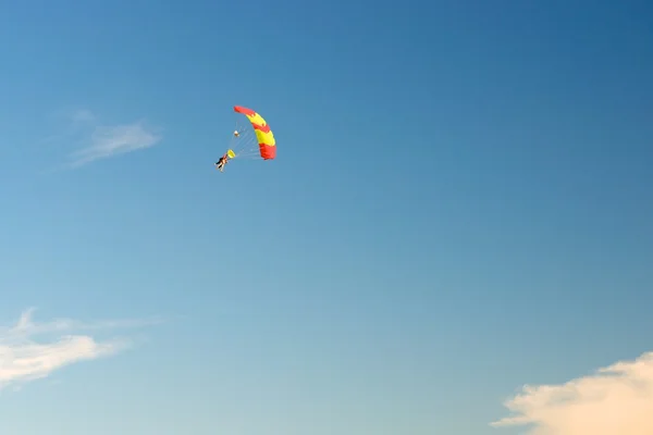 着陸の落下傘兵、落下傘兵のインストラクターと一緒に、パラシュートの着陸、青空の背景、日没、スポーツを飛んでパラグライダー青空、雲の上パラグライダーとスカイ ダイビング、スカイの 1 つのパラシュート — ストック写真