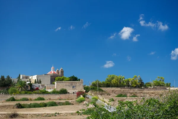 Paysage maltais en été avec maisons en pierres jaunes, champs et ciel bleu, Malte vue sur l'île, saison estivale à Malte, Europe — Photo