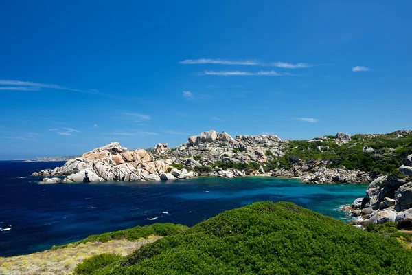 Sardinia-naturen med plass til reklametekst, stein, stein i blå, klar himmelbakgrunn, sommer på Sardinia, Capo Testa-landemerke på Sardinia – stockfoto