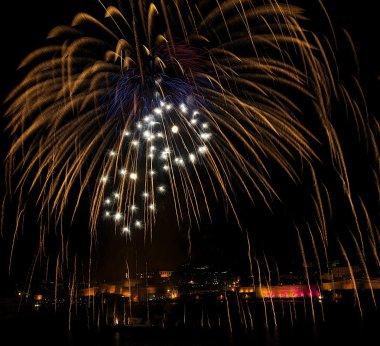 malta valletta, karanlık gökyüzü arka plan ve ev ışık üstünde belgili tanımlık dip, malta fireworks festival, 4 Temmuz Bağımsızlık günü, festivalin şehir silueti ile renkli şaşırtıcı havai fişek
