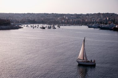 gece şehir, valletta görünümüne. gece saat denizde tekneler, su güzel yansımaları ile Malta'da. Malta. güzel gün batımı saat VI sis