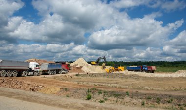 Traktörler ve Damperli kamyonlar ile malta.constructions endüstriyel alanda Malta'da seçici odak inşaat alanında. .General inşaat sahne. kamyon çakıl yığını üzerinde çalışan inşaat sitesinde