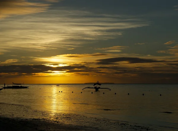 Splendido tramonto sul mare, tramonto drammatico con cielo dorato e sfondo barche, tramonto multicolore, Filippine. Tramonto con cielo colorato drammatico e riflesso del sole al tramonto. . — Foto Stock