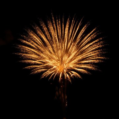 Altın portakal için metin, malta fireworks festival, 4 Temmuz Bağımsızlık günü, yer ile şaşırtıcı havai fişek koyu arka planda izole yakın çekim patlayabilir