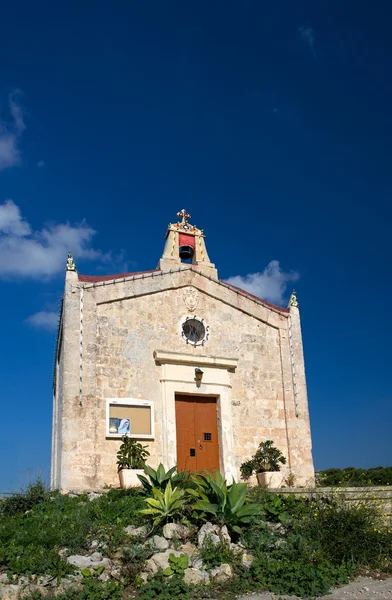 旧的小教堂里马耳他在阴天对比 polorize 天空背景、 马耳他教堂、 地标，教会在日落的时候，与漂亮色彩斑斓的天空，马耳他，天主教教会在马耳他在黑暗的背景 — 图库照片