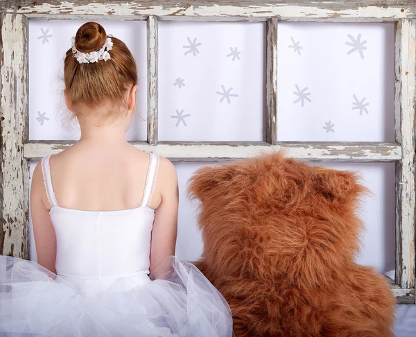 Unknown unrecognizable little girl with teddy bear, lonely girl at home, artistic photo, little ballerina with teddy bear, small ballerina girl with bear in artistic photo with selective focus,game — Stock Photo, Image