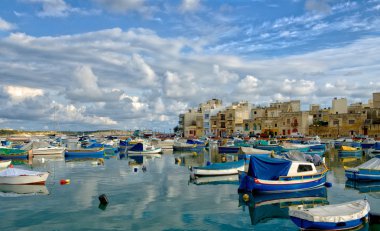 Malta marsaxlokk Köyü, yerel balıkçı tekneleri luzzu, eski balıkçı köyü, Akdeniz, mavi deniz ve bulutların oluşumu, hdr fotoğraf, marsaxlokk görünümü, Malta, geleneksel renkler günbatımı Zamanı