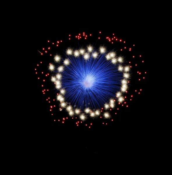 Blaues und violettes buntes Feuerwerk vor schwarzem Hintergrund, künstlerisches Feuerwerk in Malta, maltesisches Feuerwerk vor dunklem Hintergrund, buntes Feuerwerk, lange Belichtung von Feuerwerkskörpern, Explosion aus nächster Nähe, 4. Juli — Stockfoto