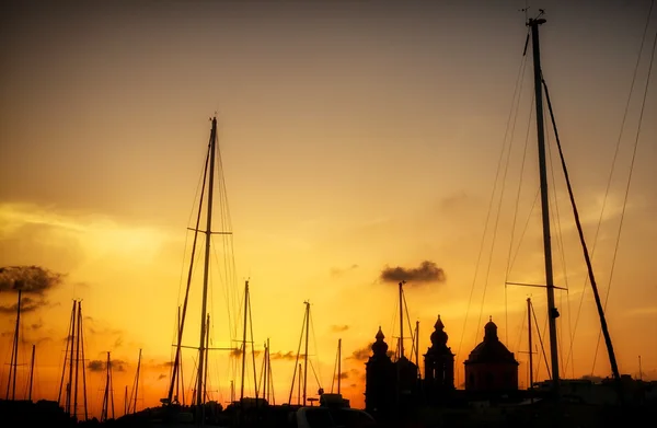 Silhouette of yachts poles and church on sunset hours, fragment photo of yacht pier on sunset, cropped, artistic photo, yachts and buildings silhouettes in sunset light, night scene — Stock Photo, Image