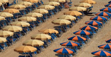 plaj şemsiye, plaj şemsiyeleri doğal kum zemin üzerinde. Gölge ve ışık için kullanılan tente. renkli şemsiye ve plaj sandalye. şemsiye parçası. yaz tatili arka plan