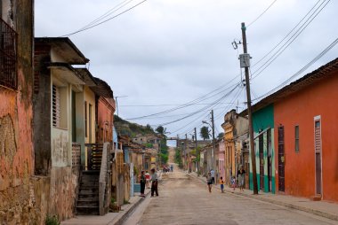 ggibara, Küba - 24 Ocak: 24 Ocak 2011 tipik renkli Küba sokakta yürürken insanlar. gibara Küba halkının günlük hayat. toplumsal sorunu cuba