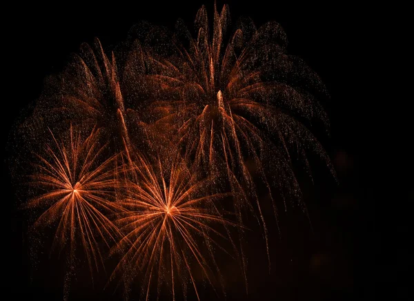 Explodovat Golden orange, kterou úžasný ohňostroj izolován v tmavém pozadí zblízka s místem pro text, malta festival ohňostrojů, 4 července, Den nezávislosti, nový rok, — Stock fotografie