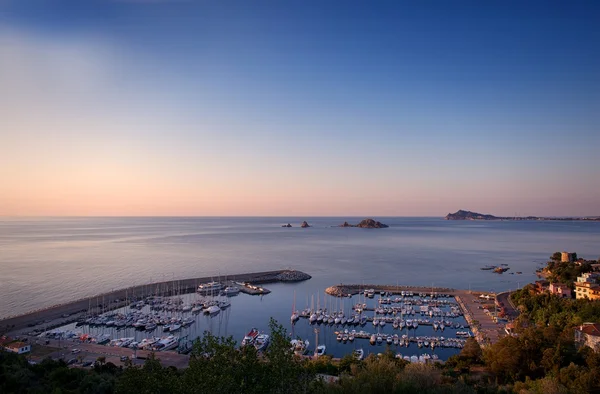 Santa maria navarrese wieś i yacht club w Sardynii w ciepłe światło słońca, Włochy, typowe Sardynii seascape, Sardynii, brudne tło, widok na wioskę w na tle zachodu słońca, hdr — Zdjęcie stockowe