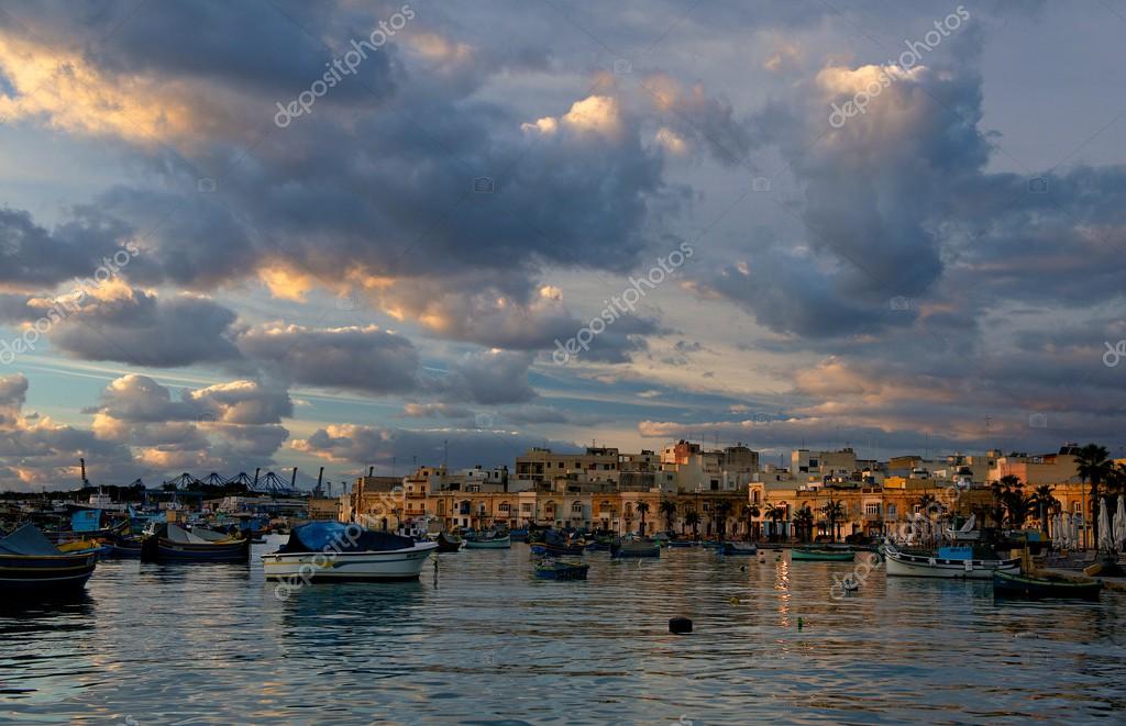 Village De Marsaxlokk Malte Sur Fond De Ciel Coucher De