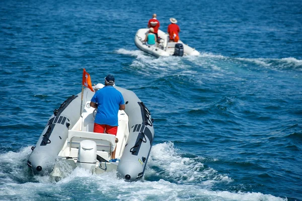 Speedboot Segeln in blauer Unschärfe Meereshintergrund, Speedboot in Nahaufnahme, Speedboot, Wassersport, Speedboot in Nahaufnahme mit man.saturated — Stockfoto