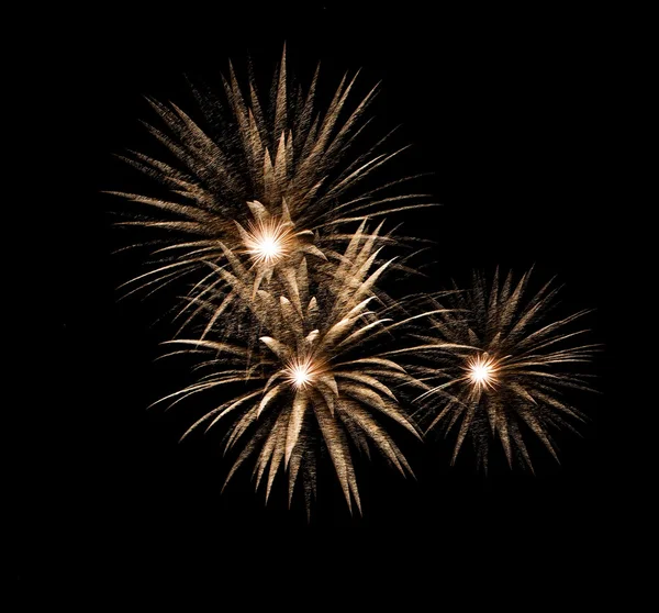 Laranja dourada fogos de artifício incríveis isolados em fundo escuro fechar com o lugar para o texto, Festival de fogos de artifício de Malta, 4 de julho, Dia da independência, Ano Novo, explodir, foto quadrada — Fotografia de Stock