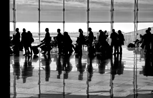 Schatten von Menschen auf dem Hintergrund von Gebäuden, Schatten von Menschen, künstlerisches Schwarz-Weiß-Foto, s / w, selektiver Fokus. Schatten von Menschen in der Abflughalle des Flughafens, abstraktes Foto, unbekannt. Abreise — Stockfoto