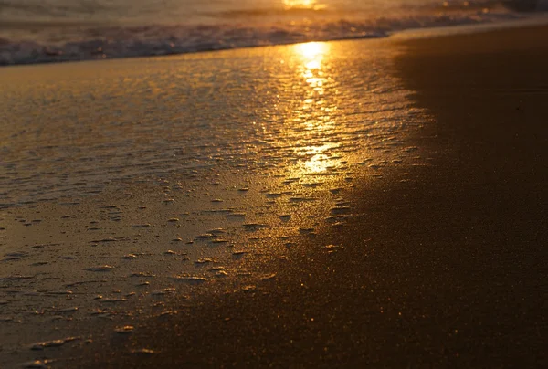 上記の海、色とりどりの日没、劇的な背景、日没、バルト海の美しいカラフルな劇的な空と太陽反射とビーチに沈む夕日の美しい夕日。ドラマチックな日没。飽和状態します。. — ストック写真