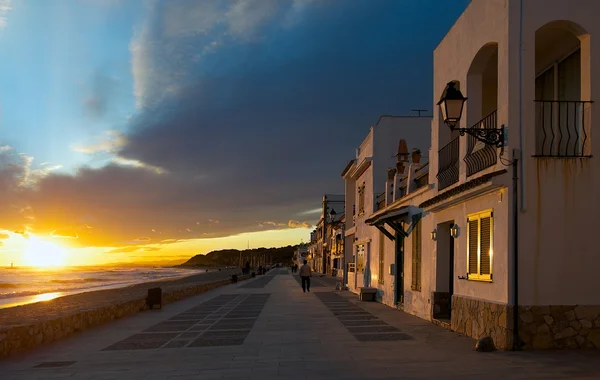 Küstenpromenade von Altafulla, Katalonien, Spanien bei Sonnenuntergang mit Sonne zieht farbige Strahlen durch die Wolken. Blick auf botigues de mar in altafulla.landscape von Altafulla Strand am goldenen dramatischen Sonnenuntergang — Stockfoto