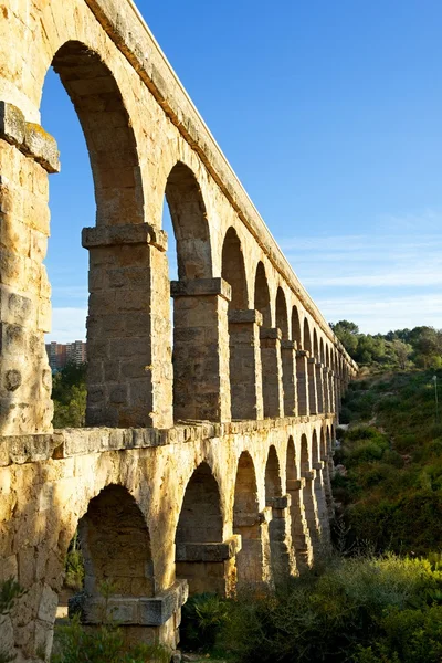 Aqueduc romain Pont del Diable à Tarragone, Espagne. Catalogne. Ancien aqueduc romain à Tarragone avec fond bleu ciel. Destination populaire dans Tarragona . — Photo