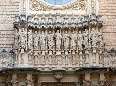 montserrat, Katalonya, manastırın girişinde ayrıntılı bir görünümünü benedictine abbey adlı montserrat, santa maria de, Bazilika'nın üzerinde spain.religious heykeller montserrat, barcelona, Kutsal Kâse