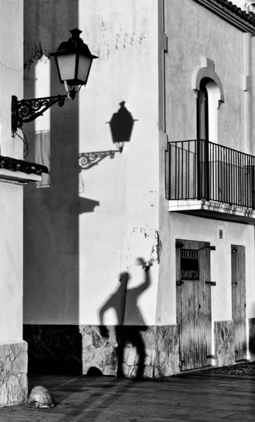 Sombra del hombre en la construcción de fondo. Desenfoque. Sombra del hombre en la pared con el fondo del edificio. Foto artística en blanco y negro, B & W, enfoque selectivo.Contraste, abstracto. Fotografía artística. Calle. Sombra —  Fotos de Stock