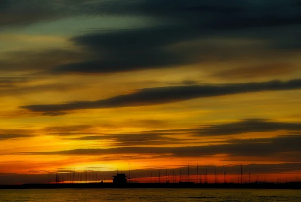 日没の美しい空やヨット極影の下に飽和写真テクスチャ。hdr の効果。劇的な夕日。色の驚くべき曇り — ストック写真
