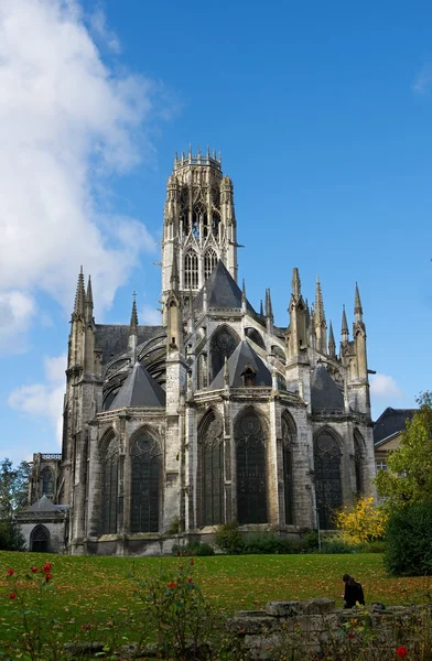 Rouen. Normandy. Fransa. Rouen, Normandiya katedral kubbe görünümü. Rouen Katedrali. Fransa normandy eyaletinin ünlü yerler ile bulutlu gökyüzü ve yeşil park arka plan görüntüleme
