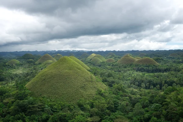 Bohol, Filippinerna. choklad kullarna med moln på djupa mörka molnig himmel, philippines.view av choklad kullarna. panoramautsikt över choklad kullarna i philippines.they är omnämnande i provinsiella flagga — Stockfoto