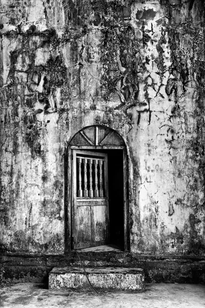 Vista de la puerta vieja con adornos antiguos, vista de textura vieja, escena abstracta, viejo patrón abstracto, primer plano, vista de primer plano de objeto, exterior, interior, puerta abierta vieja, foto vintage —  Fotos de Stock