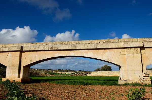 Paisaje maltés con fondo de pueblo y campos vacíos, acueducto en Malta, campo maltés en invierno, vista artística de Malta, día soleado en Malta, invierno, vista del paisaje con hermoso fondo de cielo —  Fotos de Stock