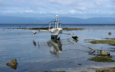 Filipinler gündoğumu görünümünde lam deniz ve sıcak mavi ışık, sunrise saat mavi deniz ile tipik sandal ve tekneler içinde geçmiş. Türkiye, Asya. Sunrise saat güzel sis ile görüntüleyin. sabah sis.
