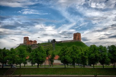 Vilnius, Litvanya. Vilnius şehir manzaralı. Vilnius, şafak, sembol Vilnius kulesi. yaz. dramatik bulutlu gökyüzü Vilnius bahar. Baltık ülke