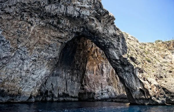 Nice Blue Grotto vista em Malta ilha com fundo azul claro mar, destino turístico em Malta, Gruta Azul, lugar popular em Malta, Malta, natureza maltesa, Europa — Fotografia de Stock