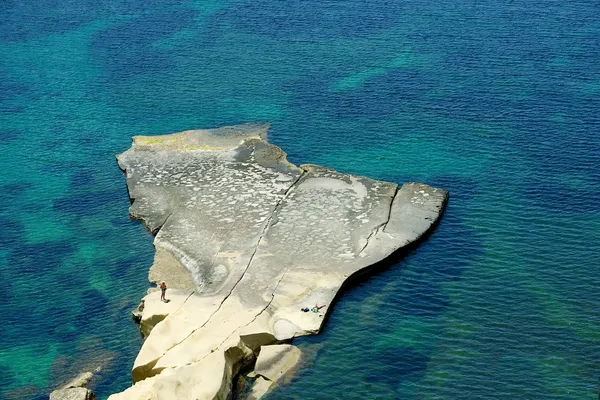 Costa maltese, baia maltese con mare cristallino e fondo di roccia gialla, vacanze, donna in spiaggia, subacqueo, vacanza a Malta, subacqueo vicino al mare, attività estive — Foto Stock