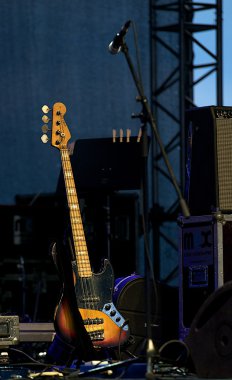 gitar ve sahne karanlık gece ışık, konser öncesi müzikal diğer ekipman görüntü arka plan, kavramsal fotoğraf, reklam ve metin, yüksek ISO