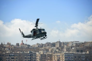 Valletta şehri, hava taşımacılığı ile şehir arka plan, kavramsal fotoğraf, gökyüzünde helikoptere Malta, ordu günü Malta, bir uçak gökyüzünde, Valletta, Avrupa, Malta, Malta, ordu taşıma güvenlik