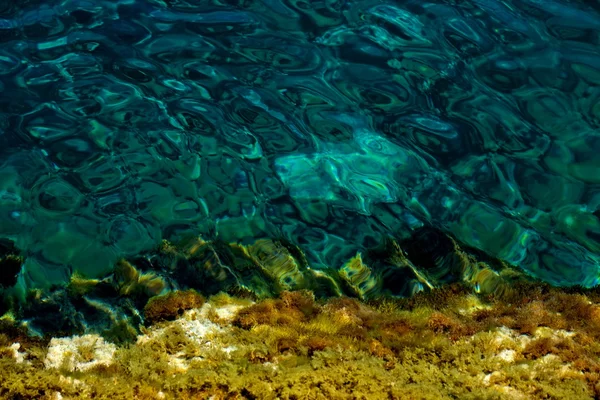 Emerald kristal water achtergrond, foto, beweging, verkeer, zee in beweging vervagen, helder water in malta — Stockfoto