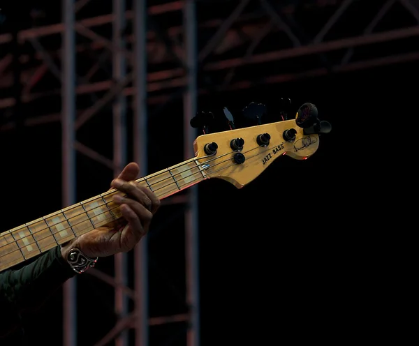 adam düşük ışık ortamında gitar çalmak. Caz gitaristi konser, takılı performance.men gitar çalarak düzensiz hafif background.men gitar çalıyor. eylem parçasındaki Caz Konseri