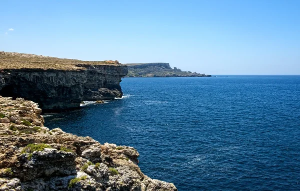 Maltese coastline with the cliffs, gold rocks over the sea in Malta island with the blue clear sky background, Malta, Malta view, holiday destination, Maltese landscape, maltese coastline — стоковое фото
