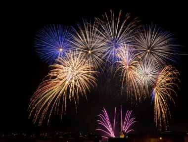 Havai fişek arka planı. Renkli havai fişekler. Mutluluk kavramı. Patla, phyroshow