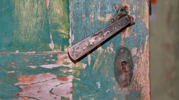 非常旧和肮脏的门把手 非常旧和生锈 — 图库照片