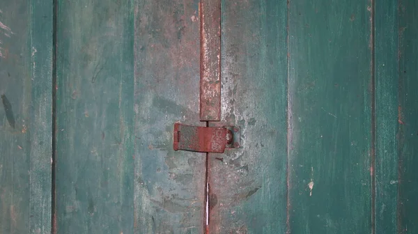 建筑风格的老式背景 旧的生锈的金属挂锁挂在木制纹理门上 把注意力放在挂锁上 — 图库照片