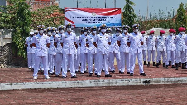 Członkowie Marynarki Wojennej Indonezji Organizujący Ceremonię Upamiętniającą Służbę Bojową Polu — Zdjęcie stockowe