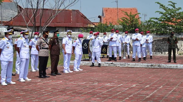 Członkowie Marynarki Wojennej Indonezji Organizujący Ceremonię Upamiętniającą Służbę Bojową Polu — Zdjęcie stockowe